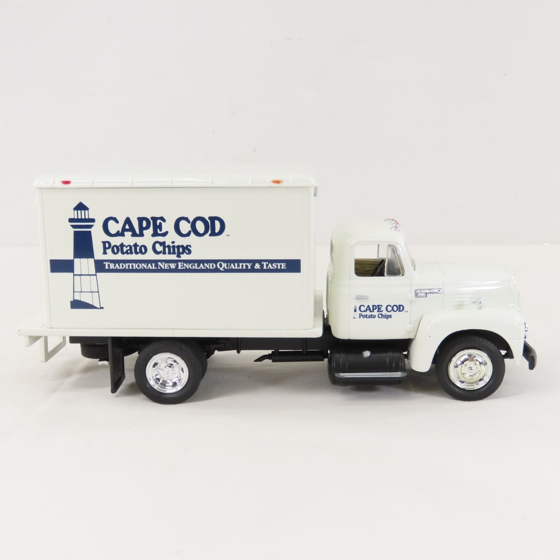 1st Gear Cape Cod 1957 INTL R190 w/Dry Goods Van - 6