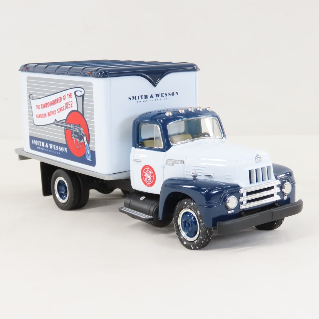1st Gear 1:34 S&W 1957 INTL R190 w/Dry Goods Van - 7