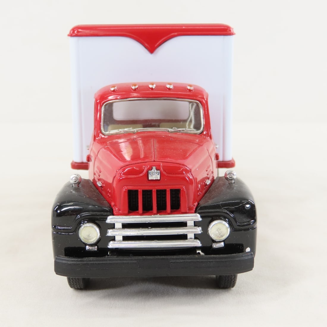 1st Gear Farmall 'M' 1957 INTL R190 Dry Goods Van - 8