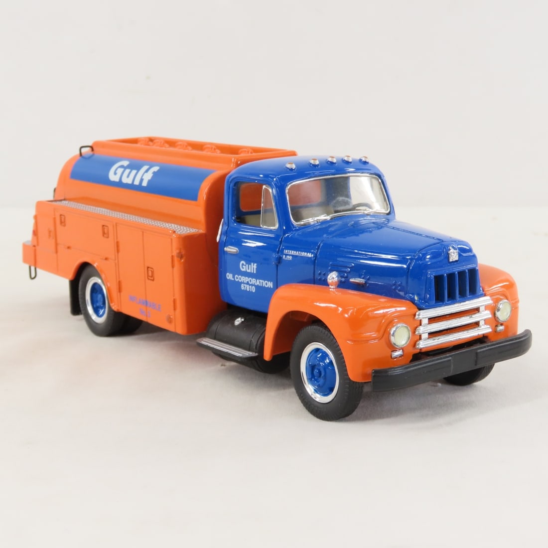 1st Gear Gulf Oil 1957 INTL R190 w/Fuel Tanker - 7