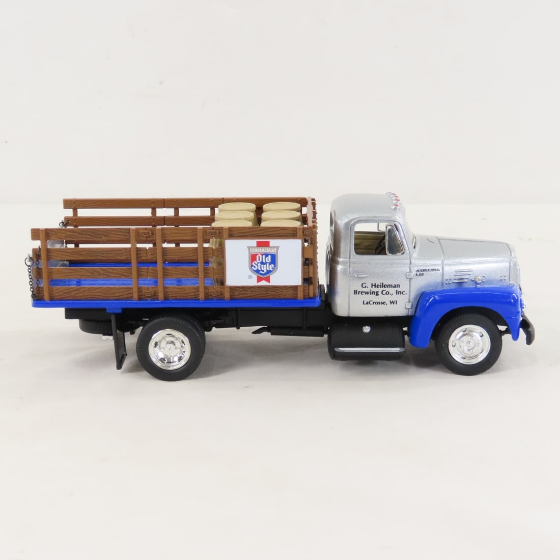 1st Gear Old Style 1957 INTL R190 Full Stake Truck - 6
