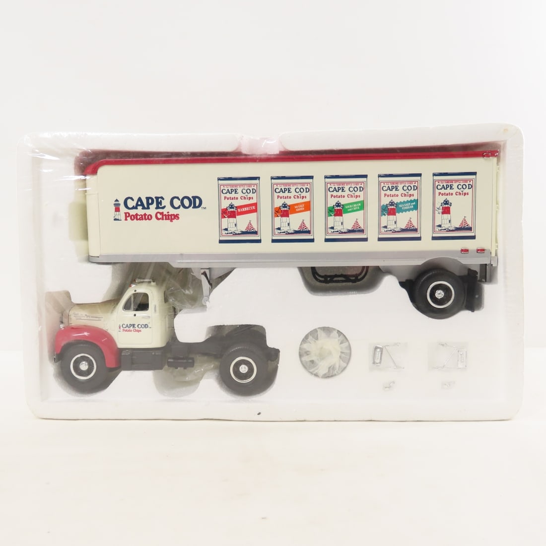 1st Gear 1:34 Cape Cod Mack B61 Tractor Trailer - 2