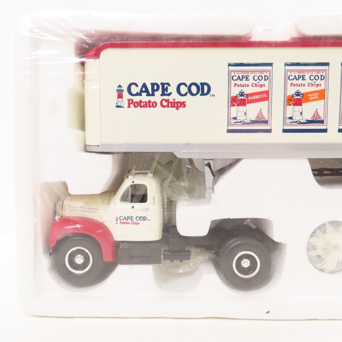1st Gear 1:34 Cape Cod Mack B61 Tractor Trailer - 3