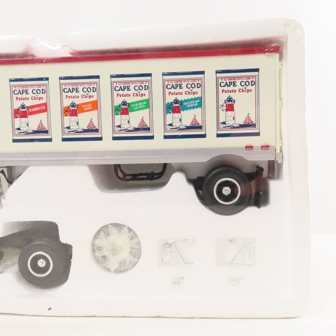 1st Gear 1:34 Cape Cod Mack B61 Tractor Trailer - 4