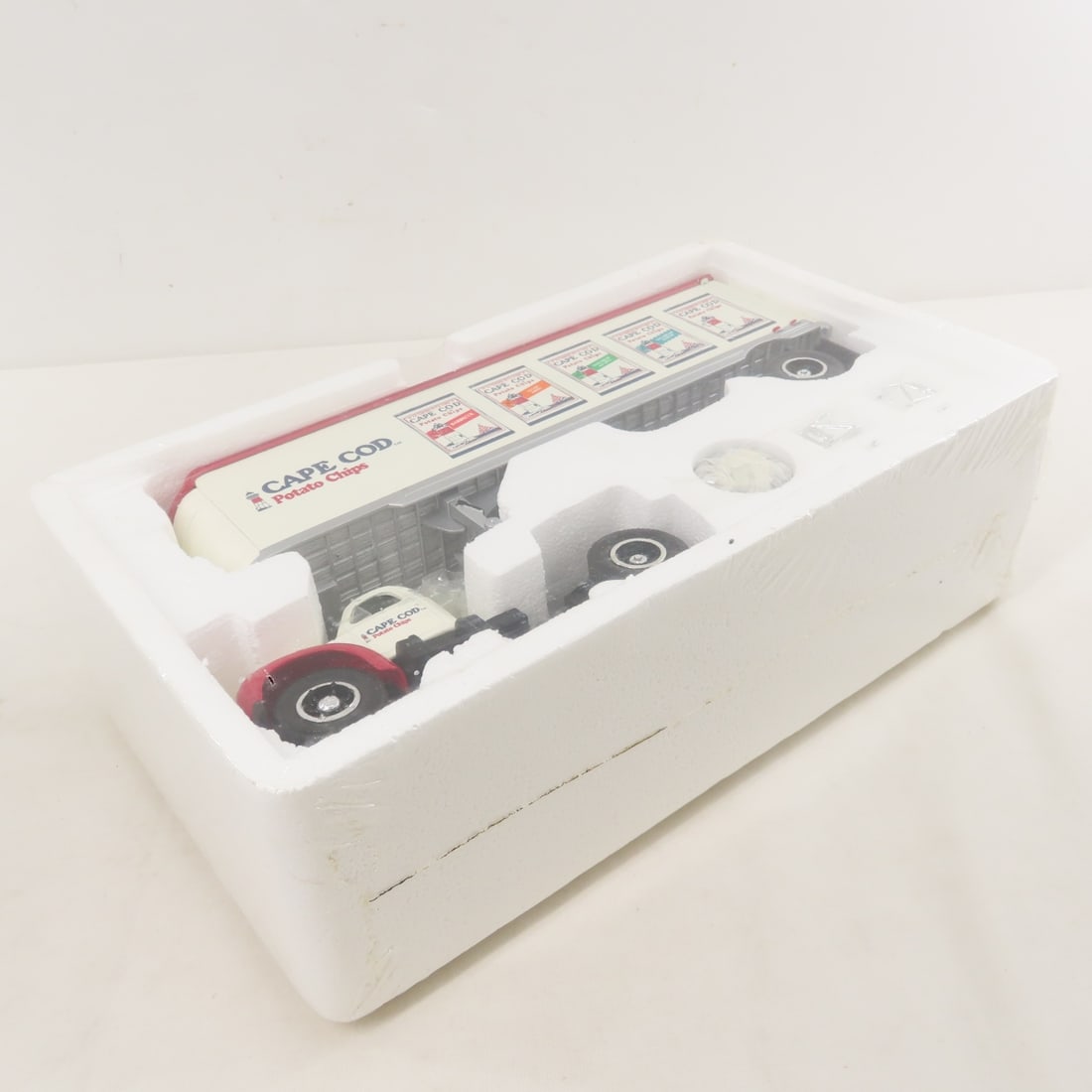 1st Gear 1:34 Cape Cod Mack B61 Tractor Trailer - 5