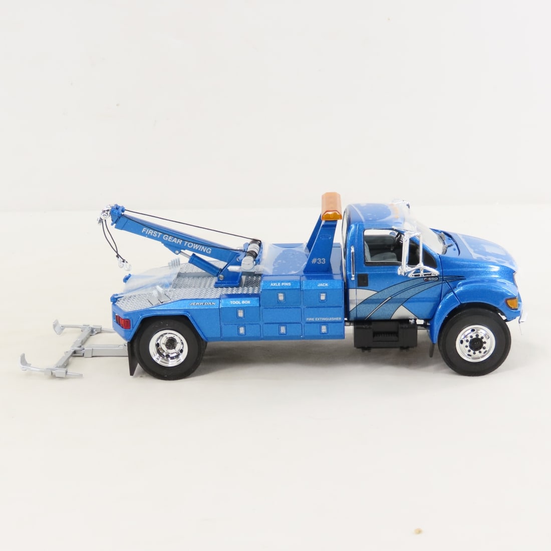 1st Gear 1:34 Ford F-650 with Jerr-Dan Body - 6