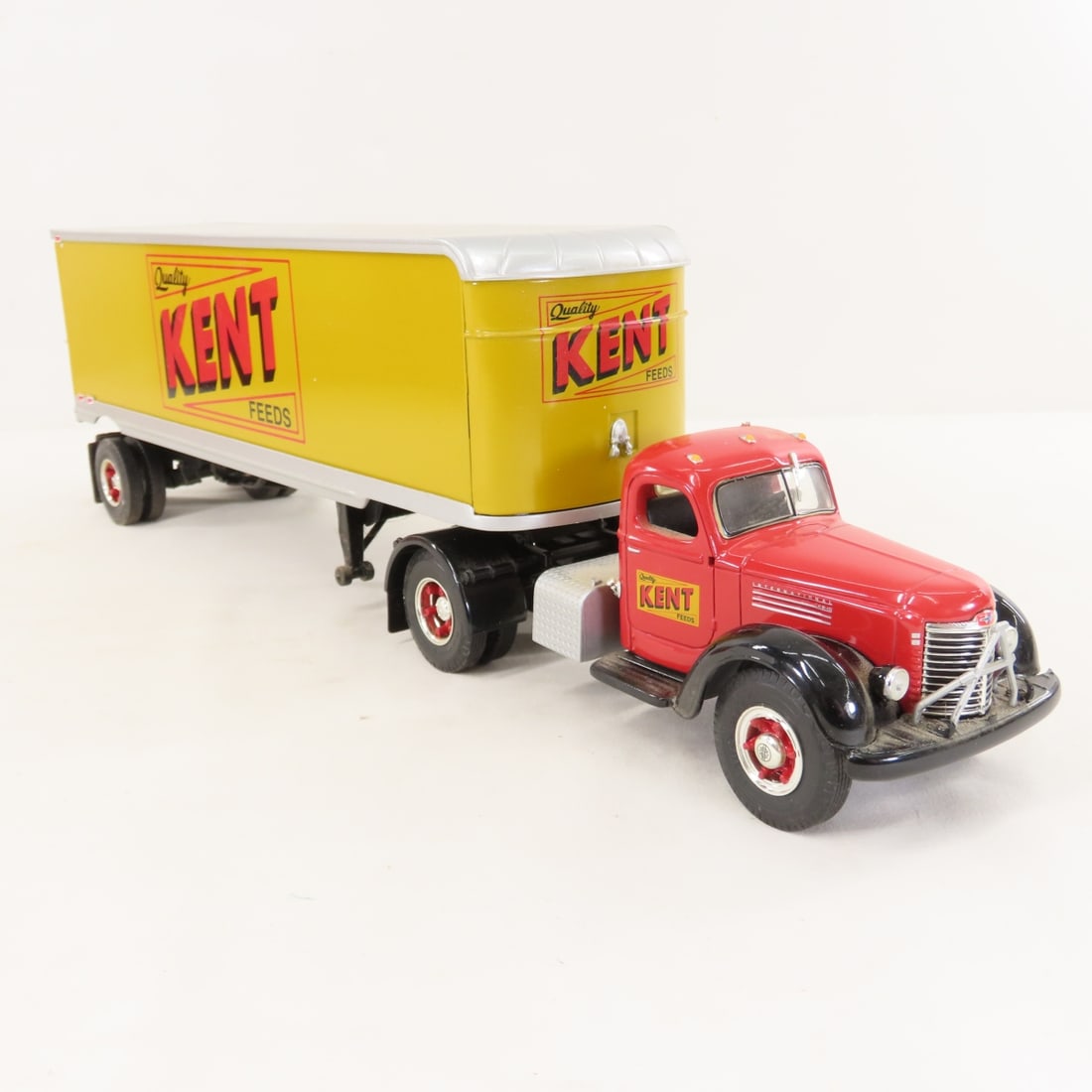 1st Gear 1:34 Kent Feeds INTL KB10 Tractor Trailer - 7