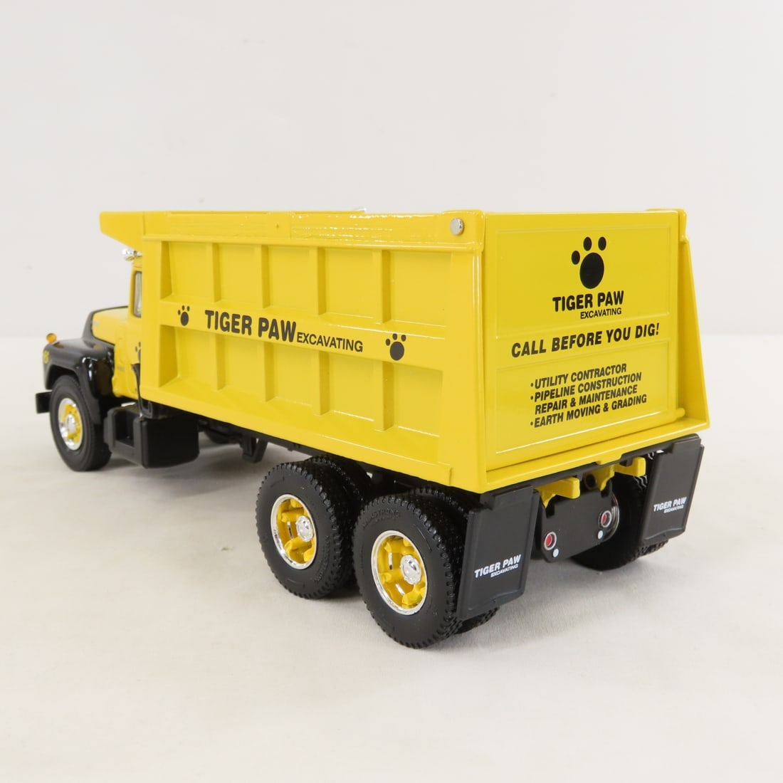 1st Gear 1:34 Tiger Paw Mack R-Model Dump Truck - 3