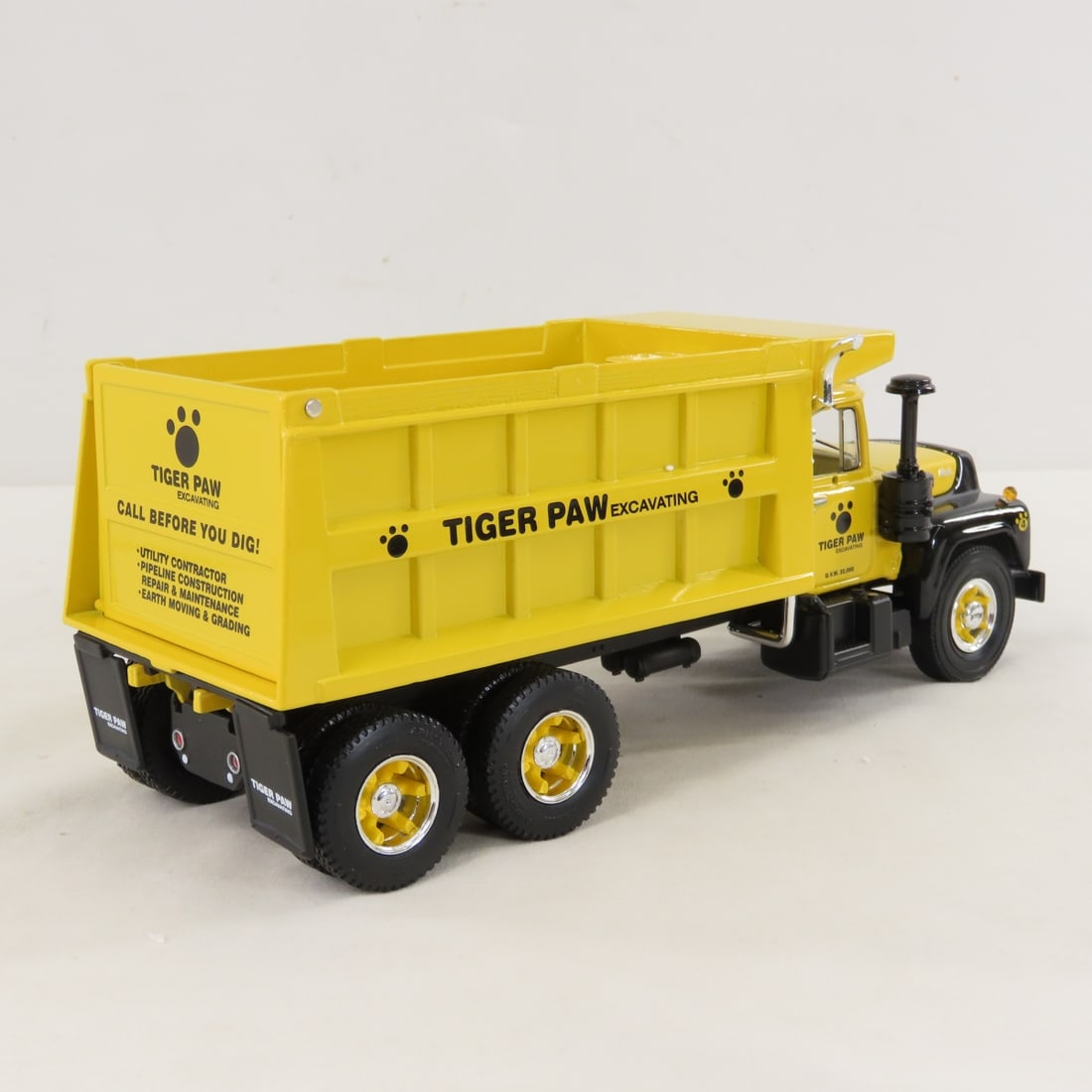 1st Gear 1:34 Tiger Paw Mack R-Model Dump Truck - 5