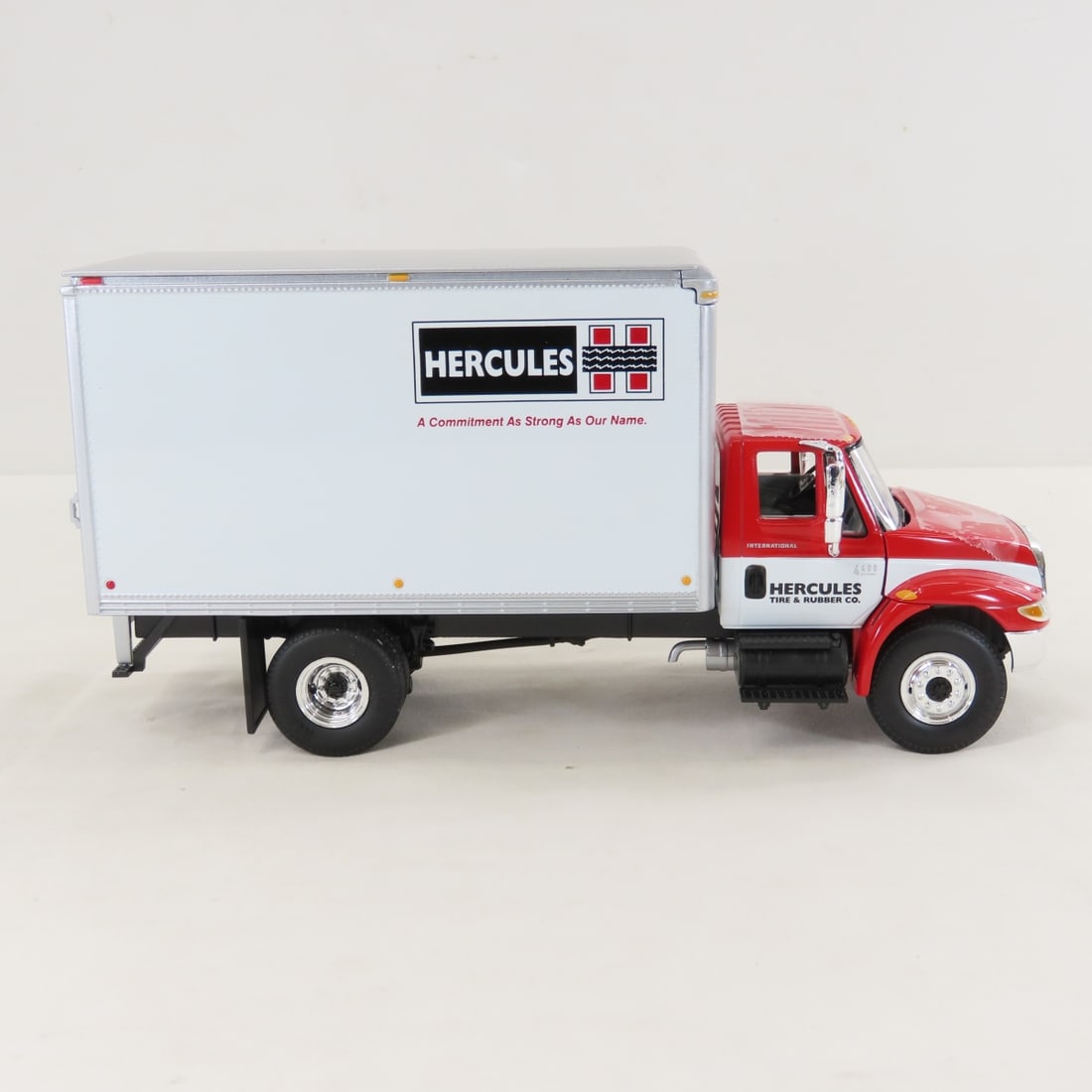 1st Gear 1:34 Hercules Tire INTL 4400 Truck - 7