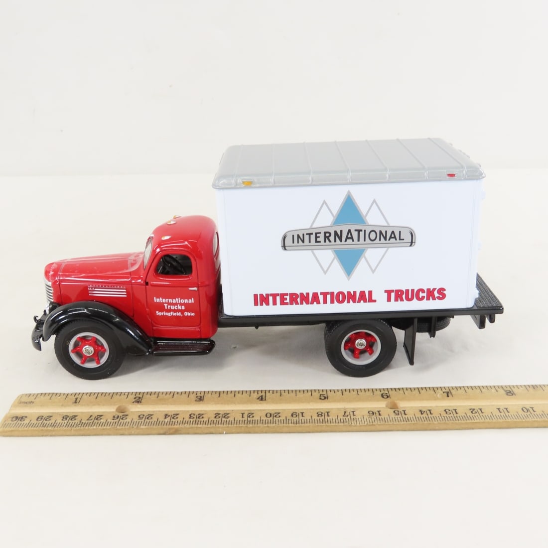 1st Gear 1:34 International KB8 Dry Goods Van - 2