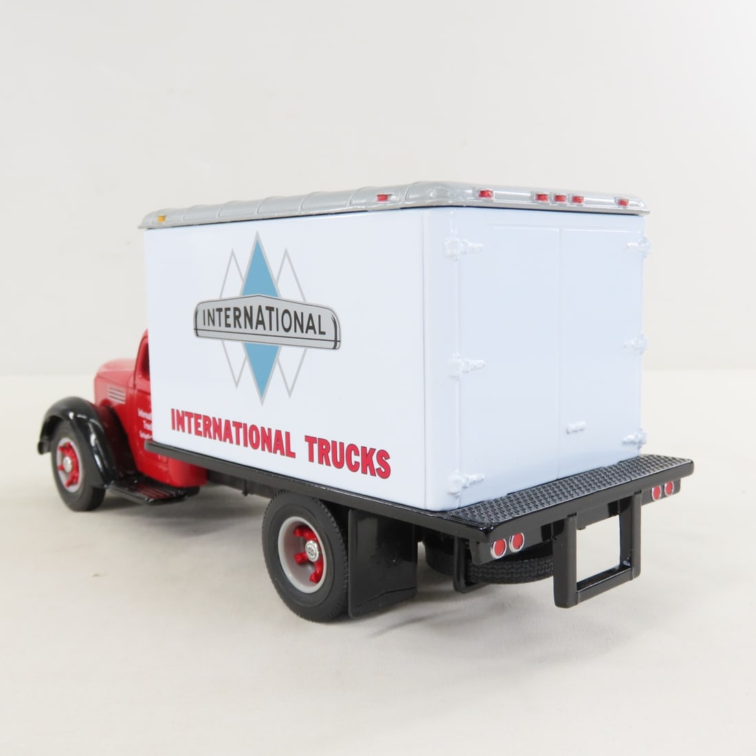 1st Gear 1:34 International KB8 Dry Goods Van - 3