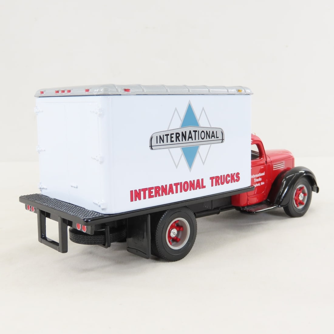 1st Gear 1:34 International KB8 Dry Goods Van - 5