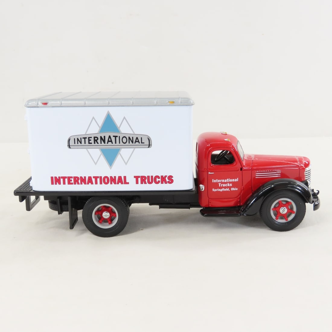 1st Gear 1:34 International KB8 Dry Goods Van - 6