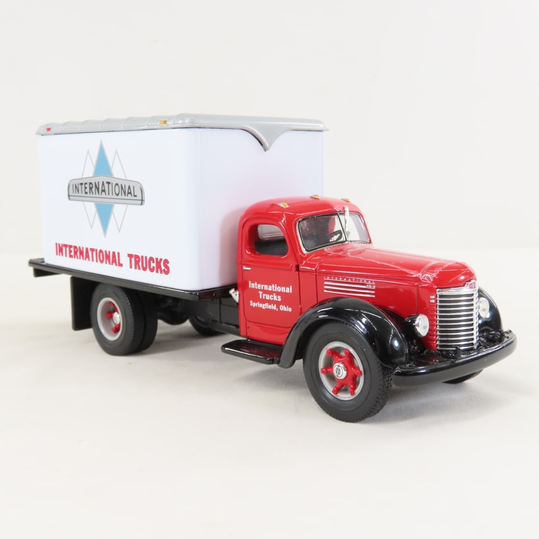 1st Gear 1:34 International KB8 Dry Goods Van - 7