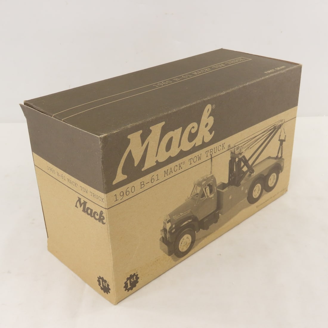 1st Gear 1:34 Spring Township Mack B61 Tow Truck - 13