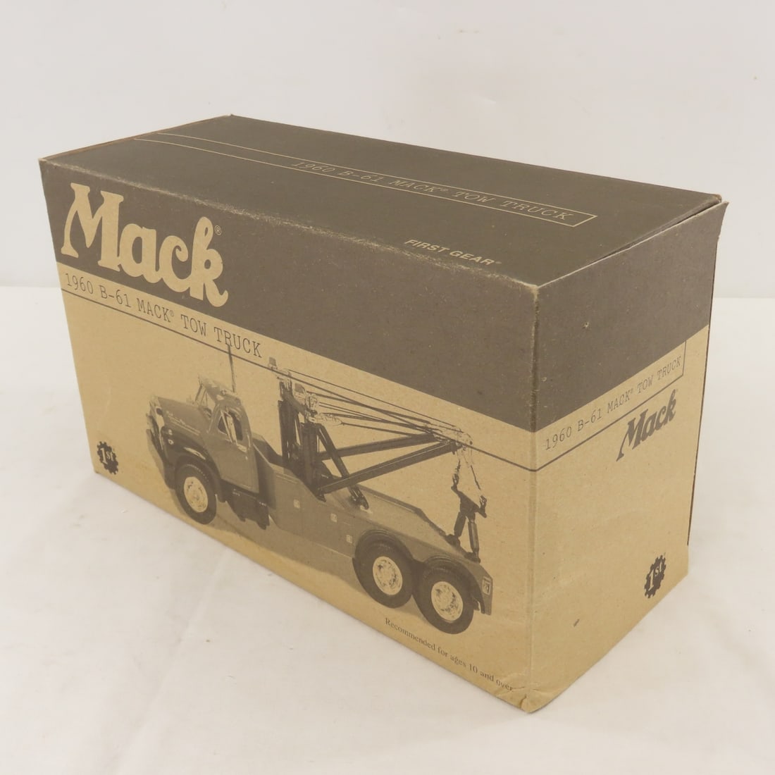 1st Gear 1:34 Spring Township Mack B61 Tow Truck - 15