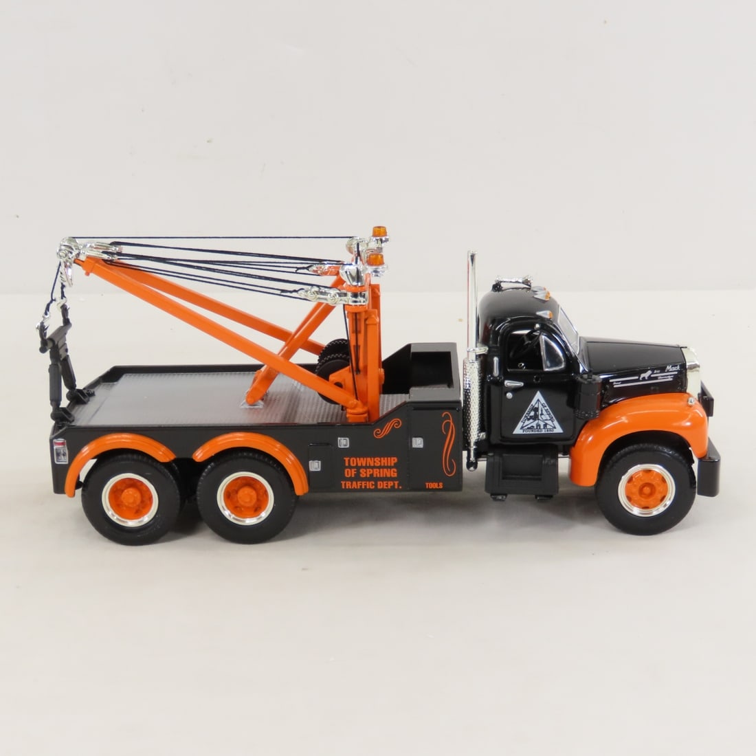 1st Gear 1:34 Spring Township Mack B61 Tow Truck - 6