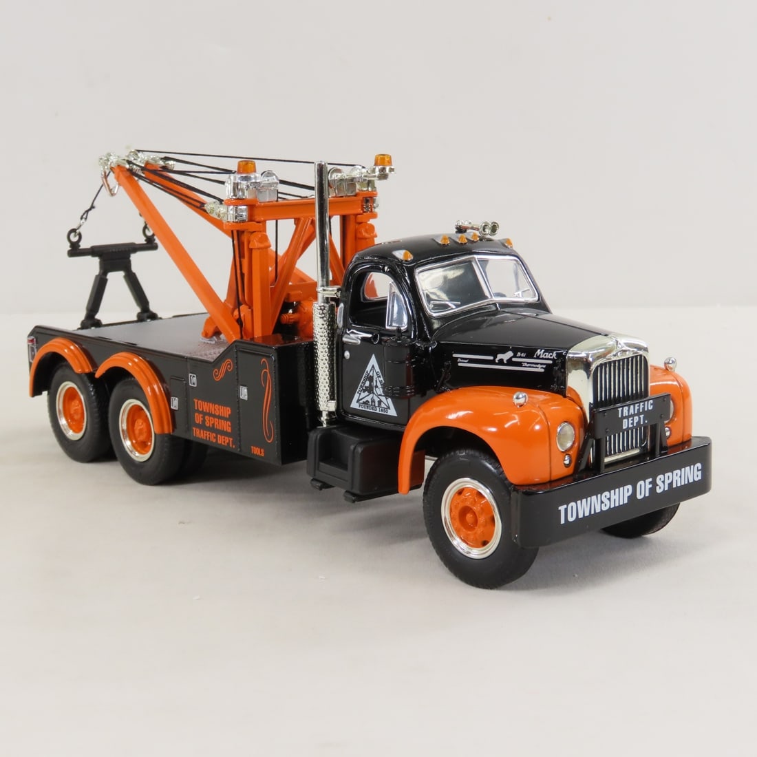 1st Gear 1:34 Spring Township Mack B61 Tow Truck - 7