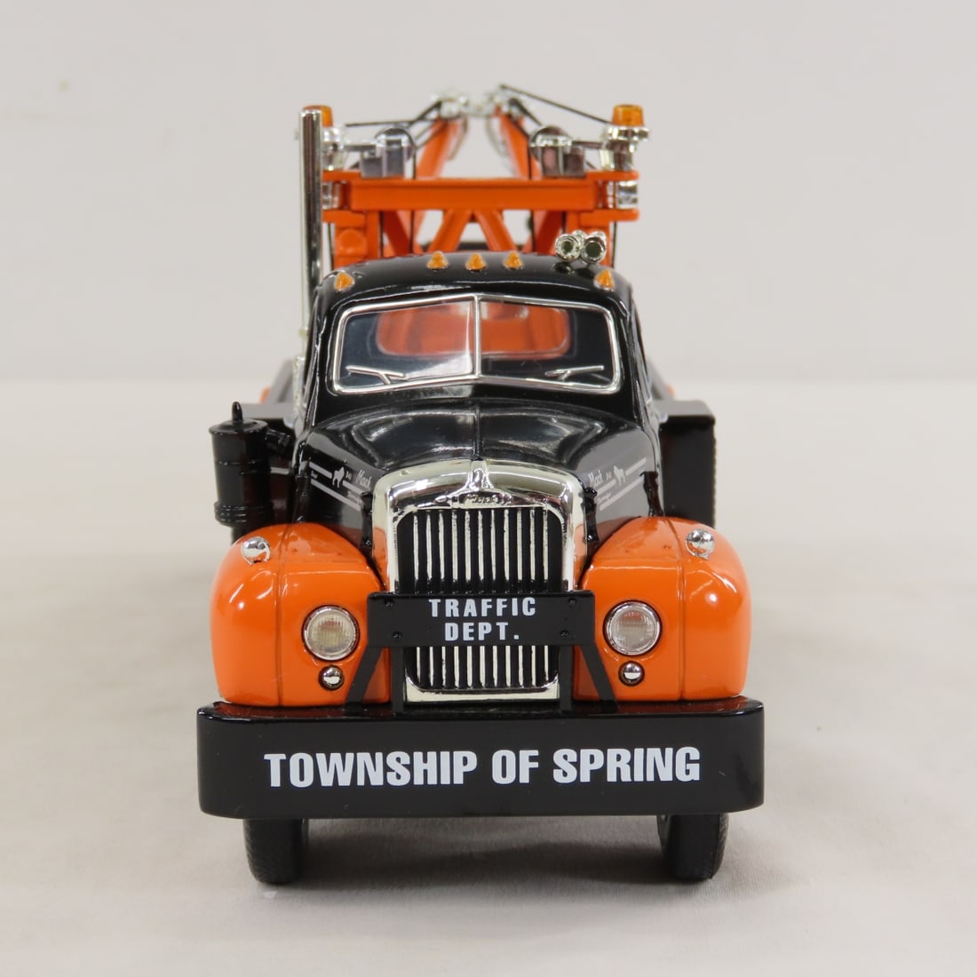 1st Gear 1:34 Spring Township Mack B61 Tow Truck - 8