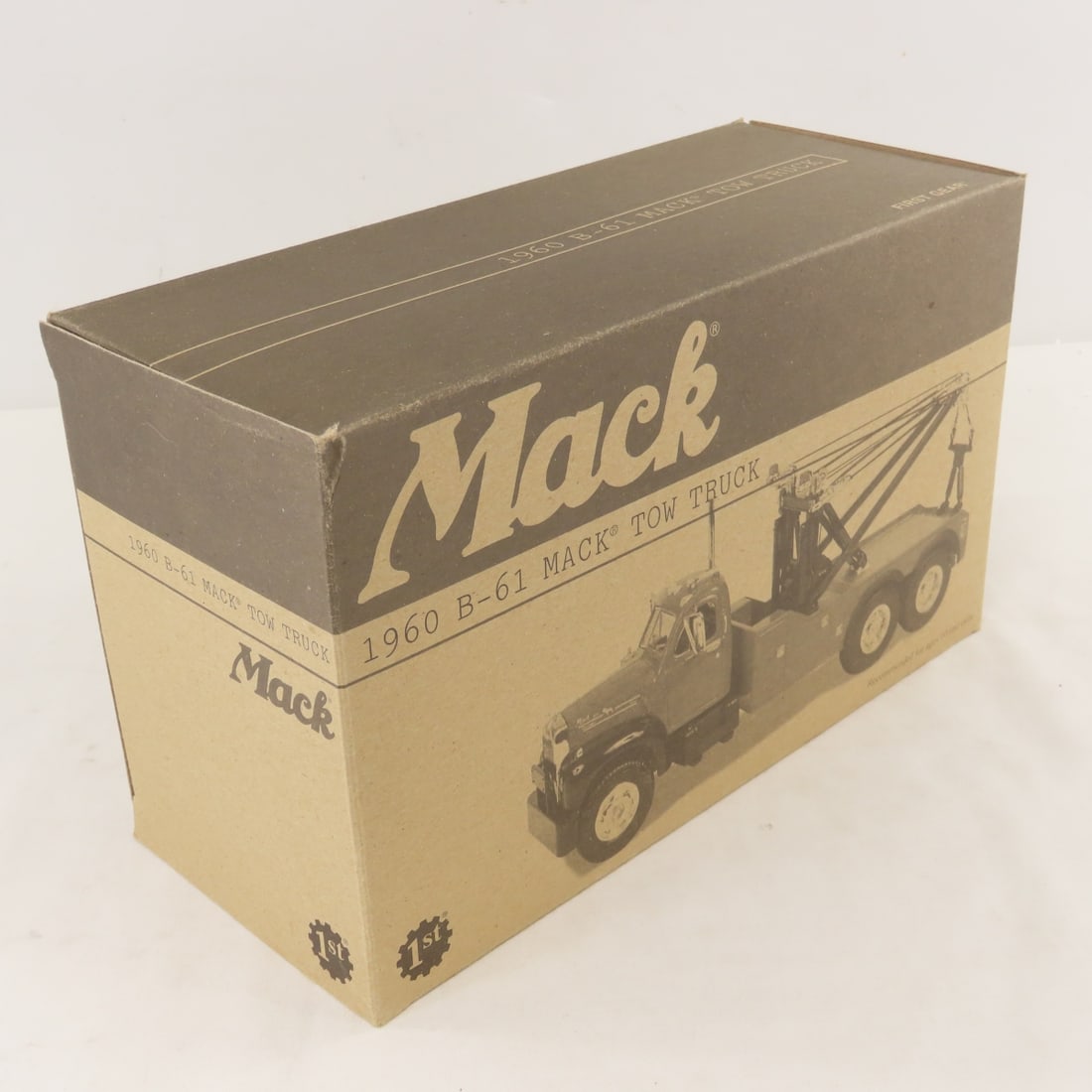 1st Gear 1:34 Chicago Fire Mack B61 Tow Truck - 13
