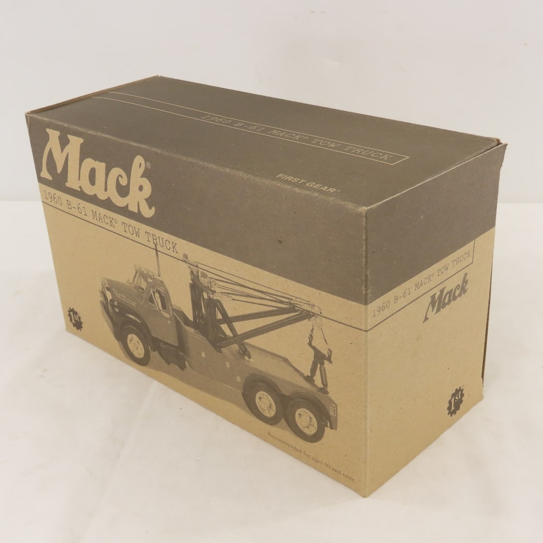 1st Gear 1:34 Chicago Fire Mack B61 Tow Truck - 15