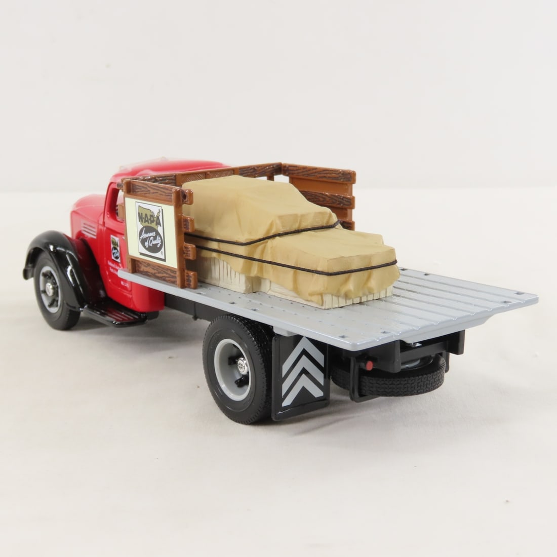 1st Gear 1:34 NAPA 75th 1949 INTL KB8 Truck w/Load - 3
