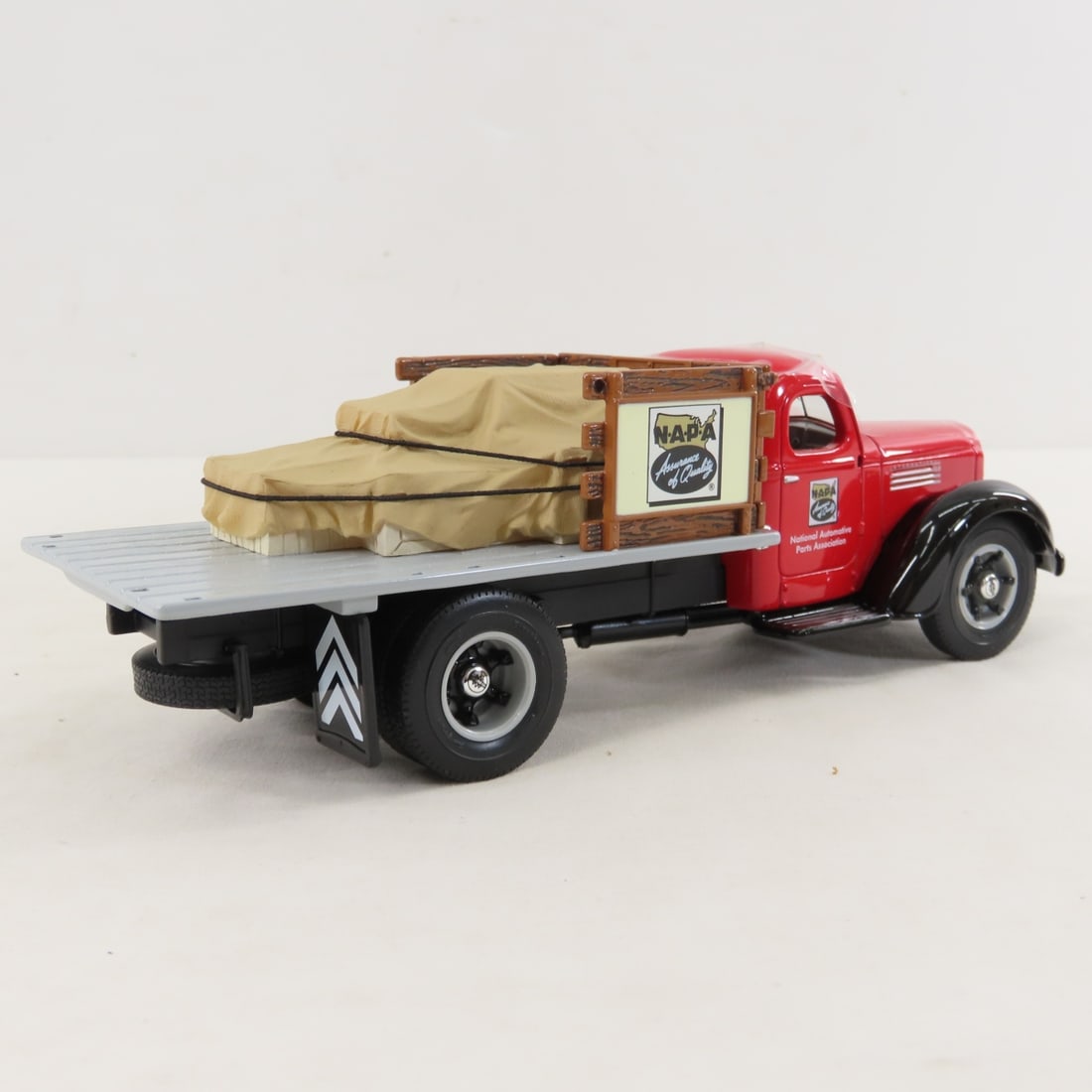 1st Gear 1:34 NAPA 75th 1949 INTL KB8 Truck w/Load - 5