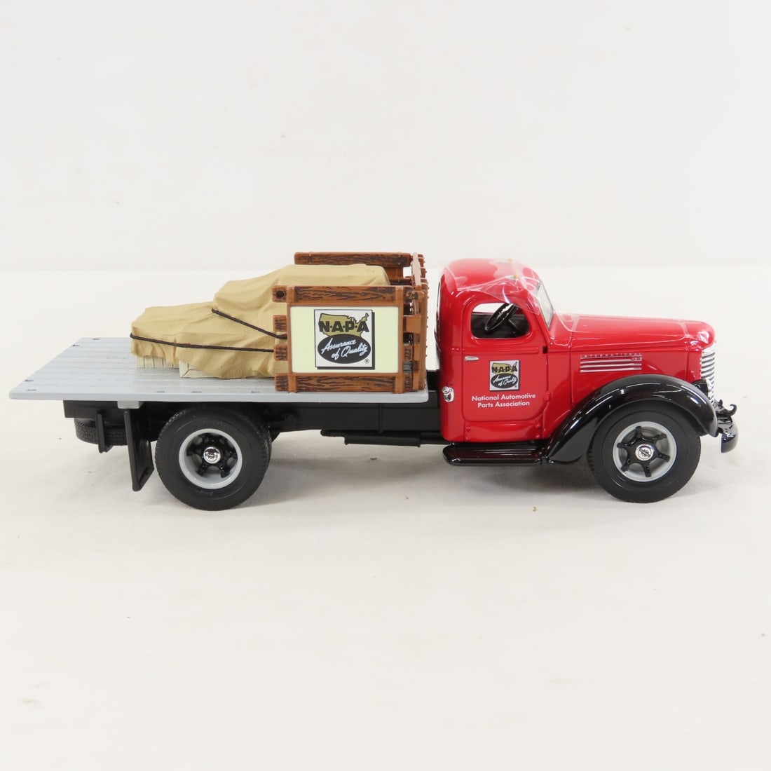 1st Gear 1:34 NAPA 75th 1949 INTL KB8 Truck w/Load - 6