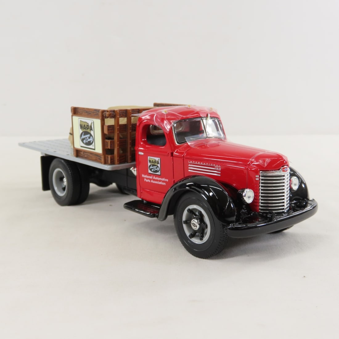 1st Gear 1:34 NAPA 75th 1949 INTL KB8 Truck w/Load - 7