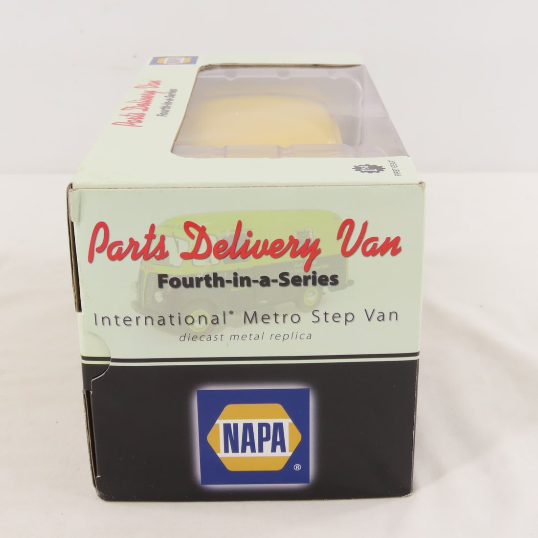 1st Gear 1:25 NAPA International Metro Step Van - 3