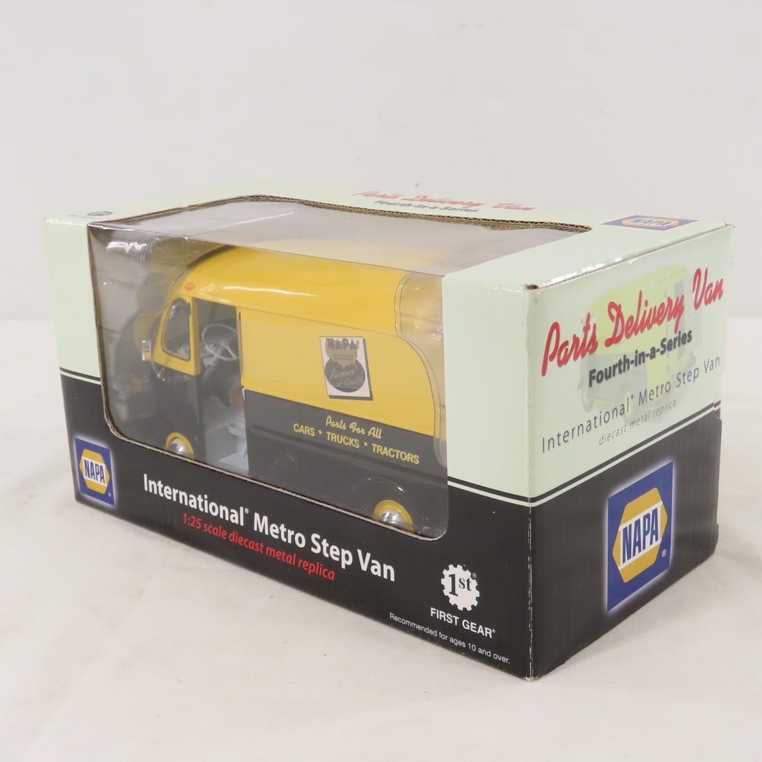 1st Gear 1:25 NAPA International Metro Step Van - 6