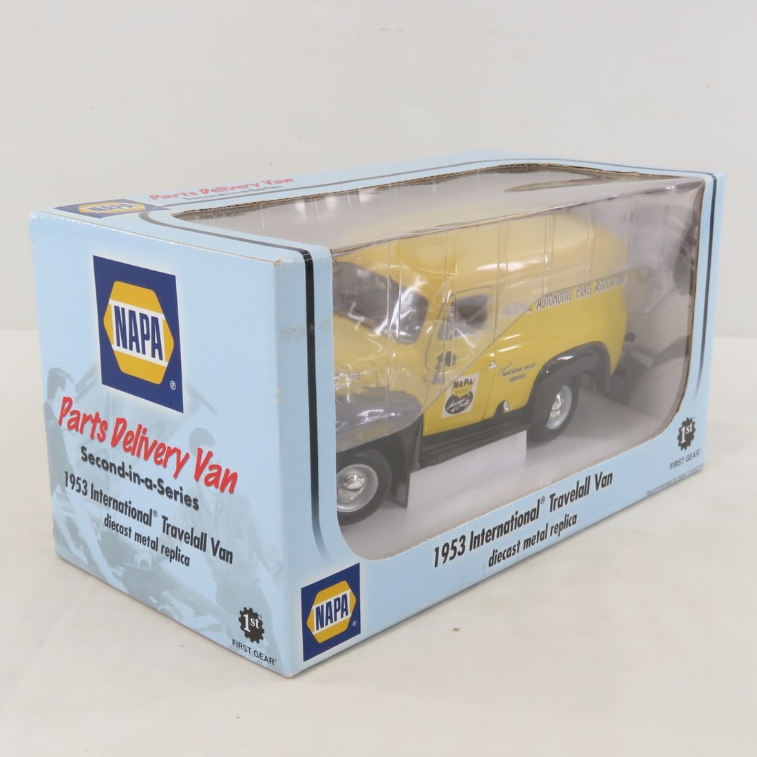 1st Gear 1:25 NAPA 1953 INTL Travelall Parts Van - 2