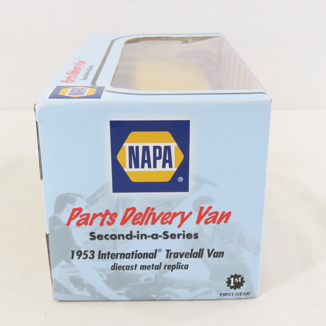 1st Gear 1:25 NAPA 1953 INTL Travelall Parts Van - 3