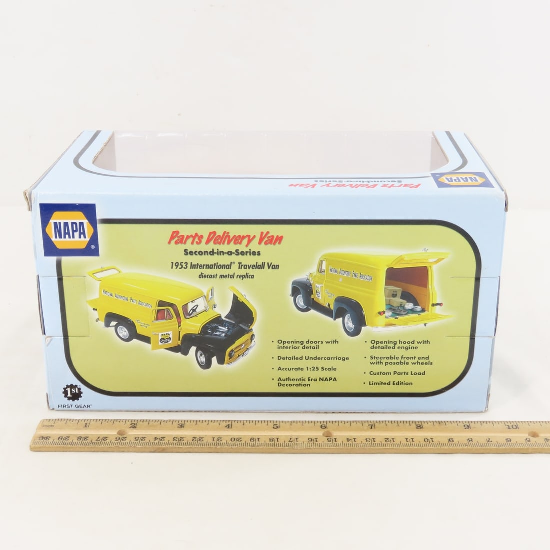 1st Gear 1:25 NAPA 1953 INTL Travelall Parts Van - 4
