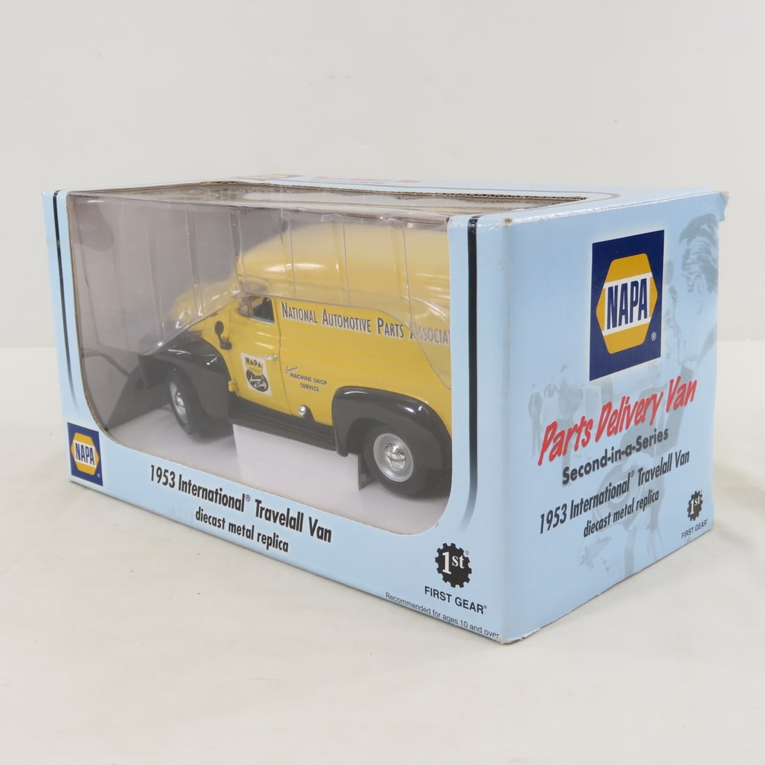 1st Gear 1:25 NAPA 1953 INTL Travelall Parts Van - 6