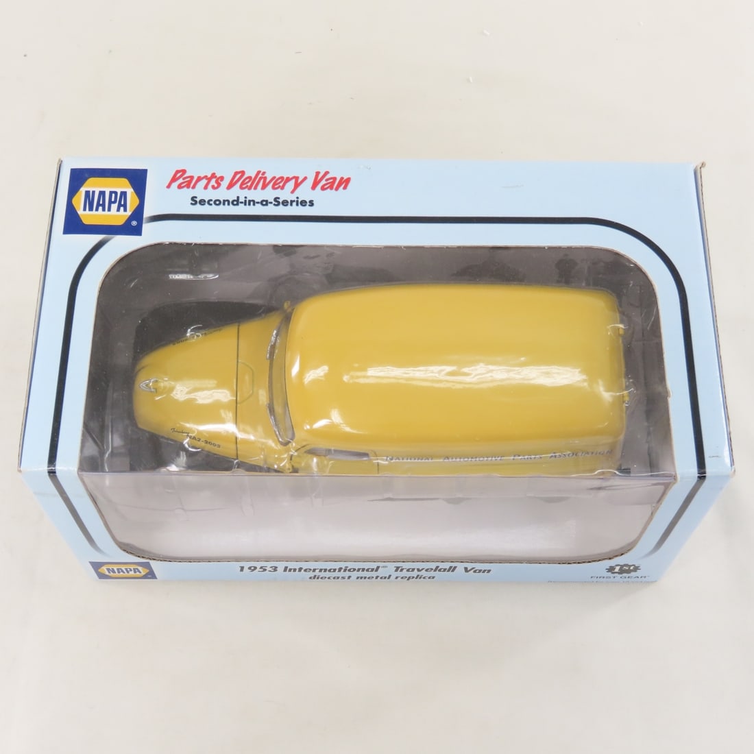 1st Gear 1:25 NAPA 1953 INTL Travelall Parts Van - 7
