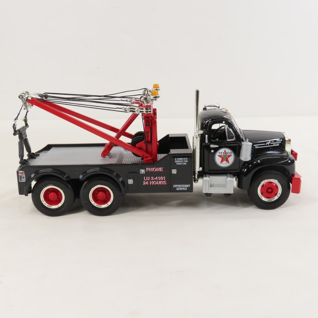 1st Gear 1:34 Texaco Mack Tow Truck - 6