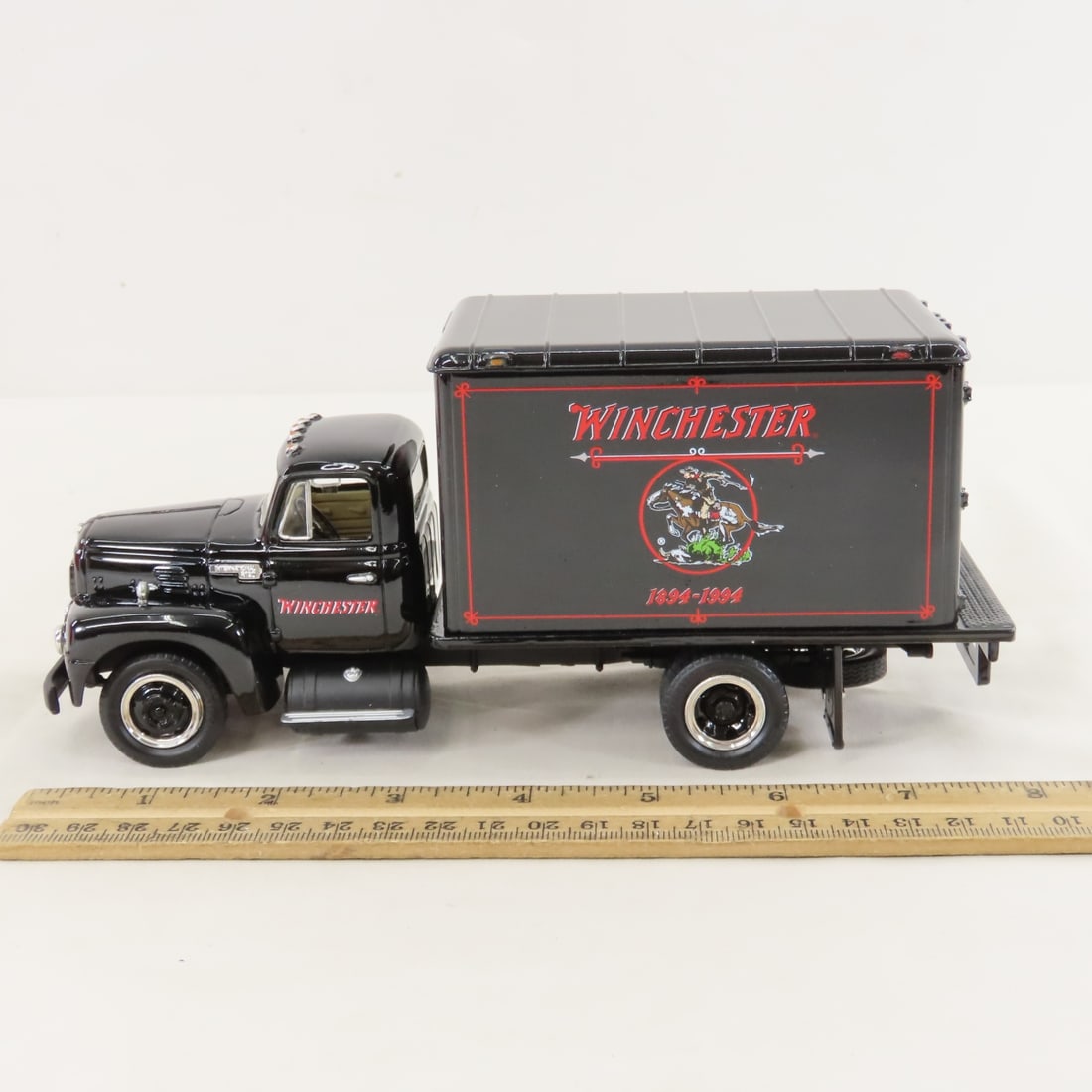 1st Gear 1:34 Winchester 1957 INTL R190 Box Truck - 2