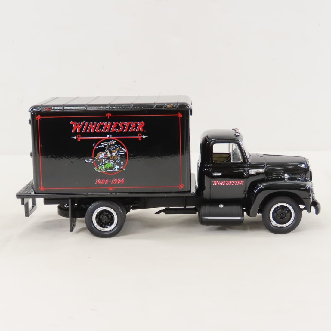 1st Gear 1:34 Winchester 1957 INTL R190 Box Truck - 6