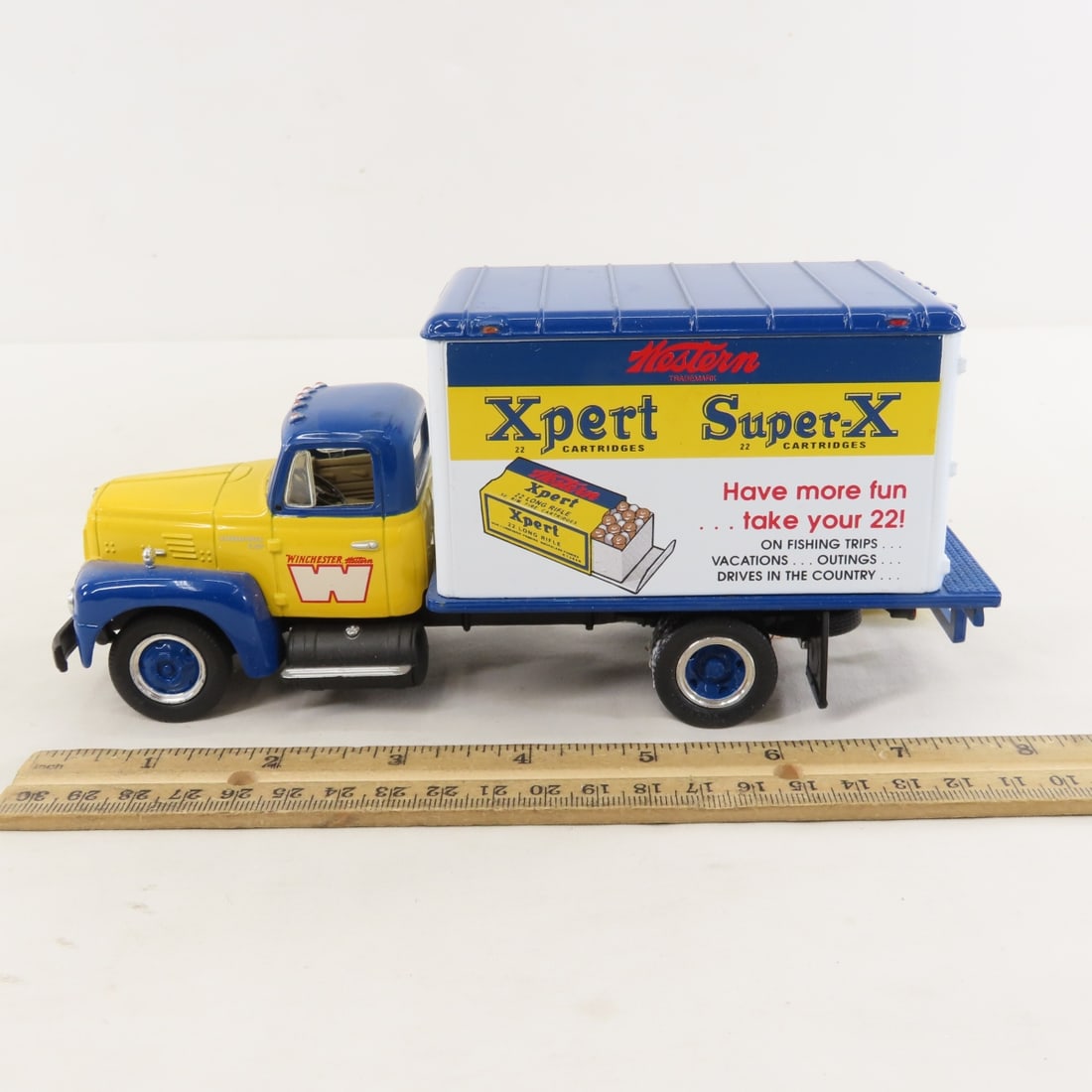 1st Gear 1:34 Winchester Super-X 1957 IH Van - 2