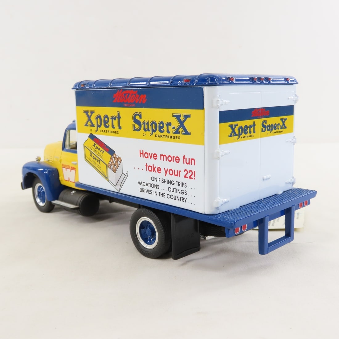 1st Gear 1:34 Winchester Super-X 1957 IH Van - 3