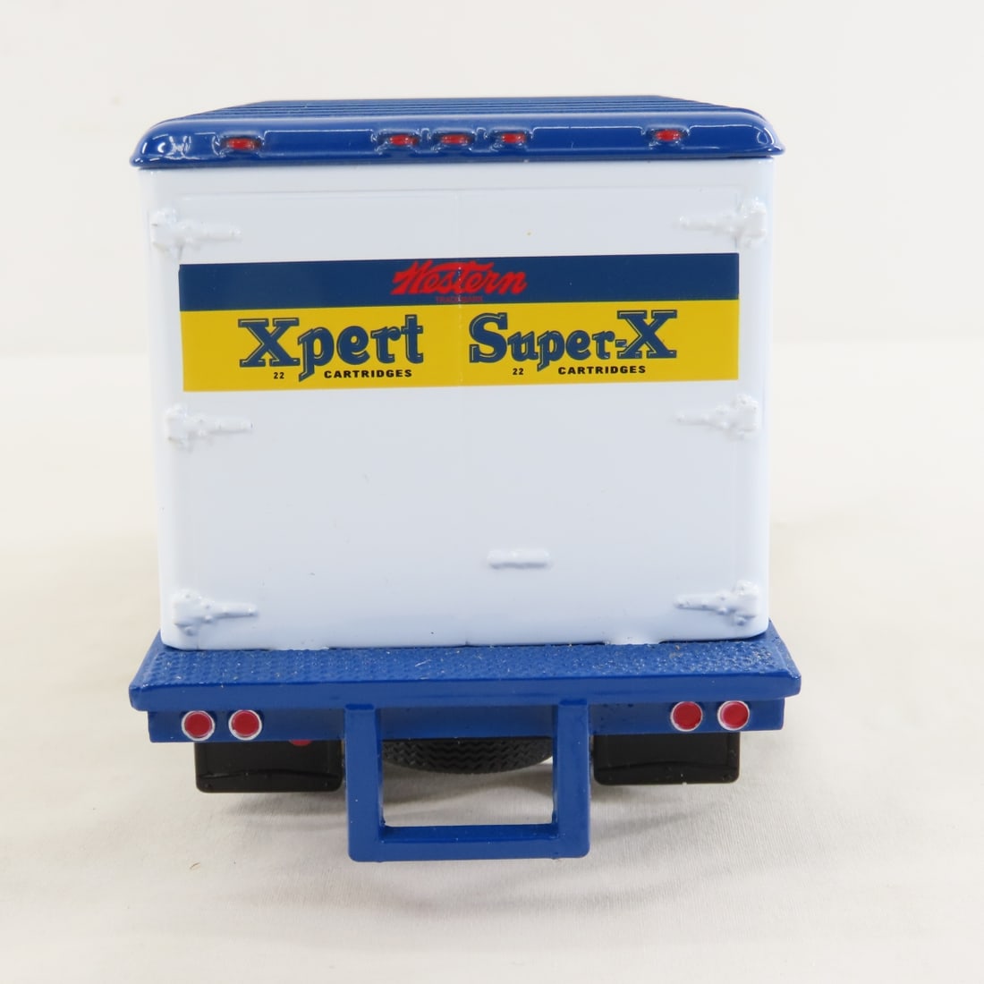 1st Gear 1:34 Winchester Super-X 1957 IH Van - 4