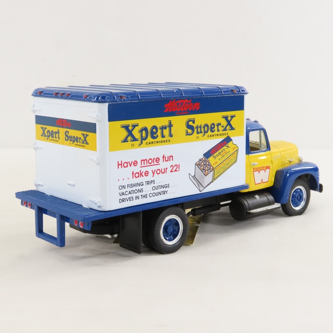 1st Gear 1:34 Winchester Super-X 1957 IH Van - 5