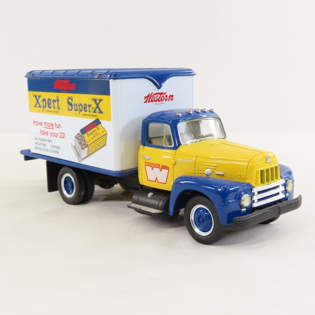 1st Gear 1:34 Winchester Super-X 1957 IH Van - 7
