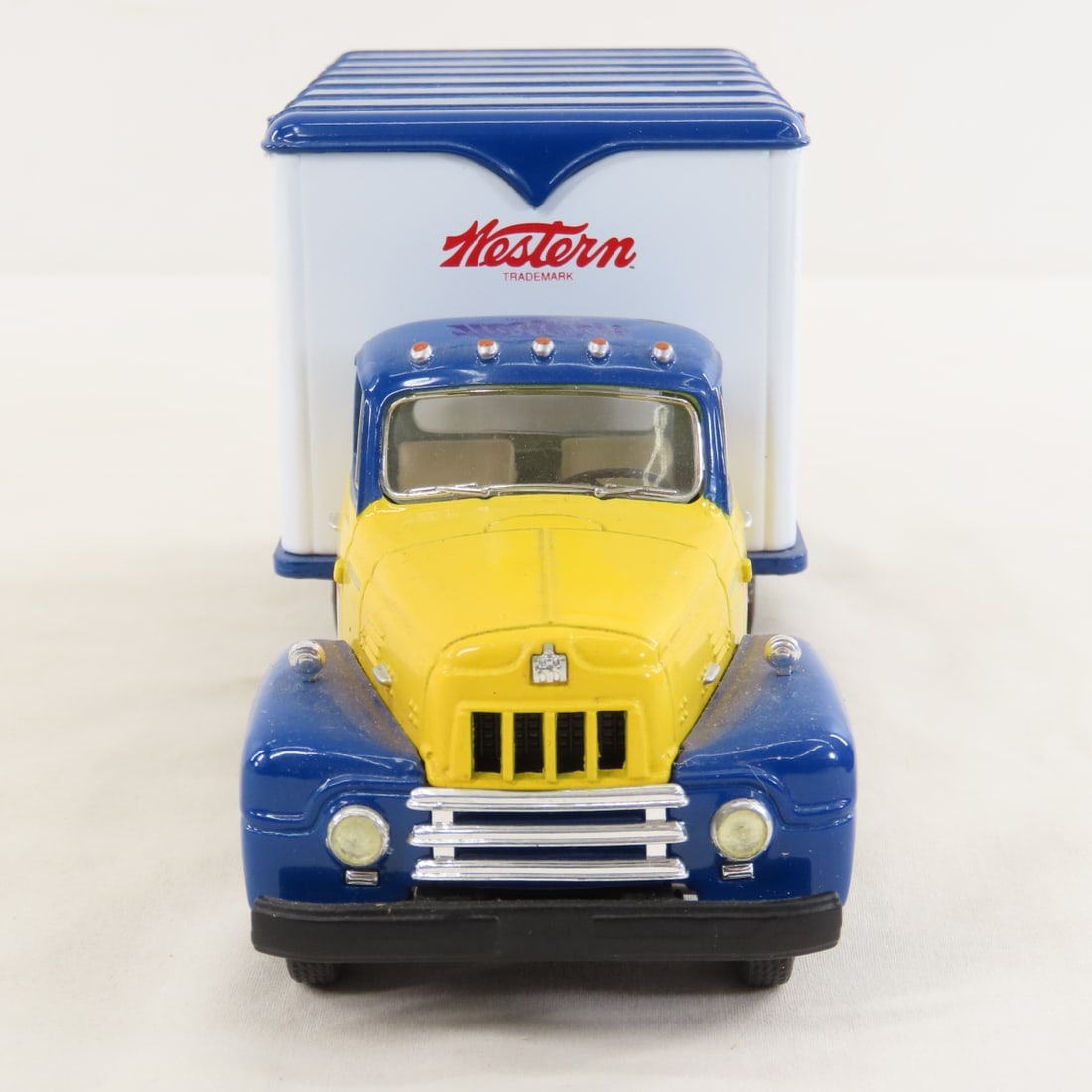 1st Gear 1:34 Winchester Super-X 1957 IH Van - 8