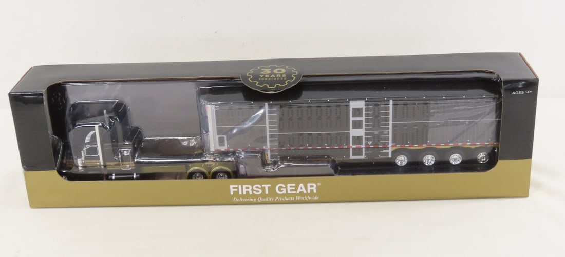 1st Gear 1:64 30th Anniv Peterbilt 389 Livestock: 1st Gear 1:64 30th Anniv Peterbilt 389 Livestock - Diecast Metal 68-1442 30th Anniversary Black/Gold Flat Top Sleeper & Wilson Silverstar Quad-Axle Livestock Trailer. Serialized 104/300 LOT SIZE: