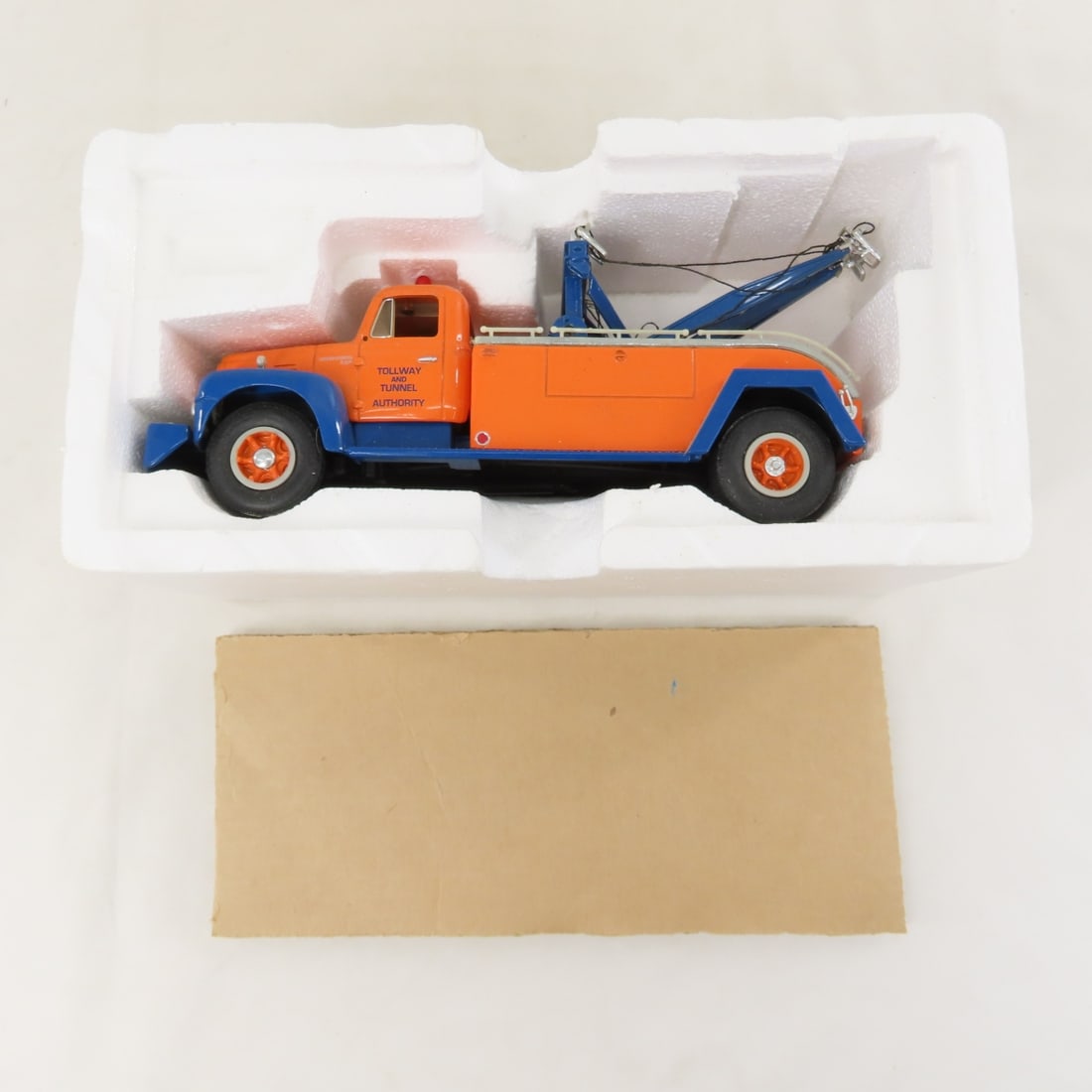 1st Gear 1:34 Tollway & Tunnel INTL R200 Tow Truck - 12