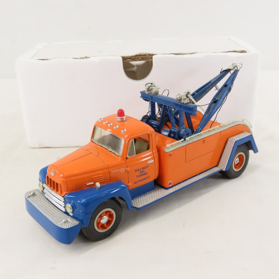 1st Gear 1:34 Tollway & Tunnel INTL R200 Tow Truck: 1st Gear 1:34 Tollway & Tunnel INTL R200 Tow Truck - Diecast Metal 19-1439. Dusty, Missing Original Box. LOT SIZE: 10x5x4" 2 LBS All information and photos, which are part of the description, are