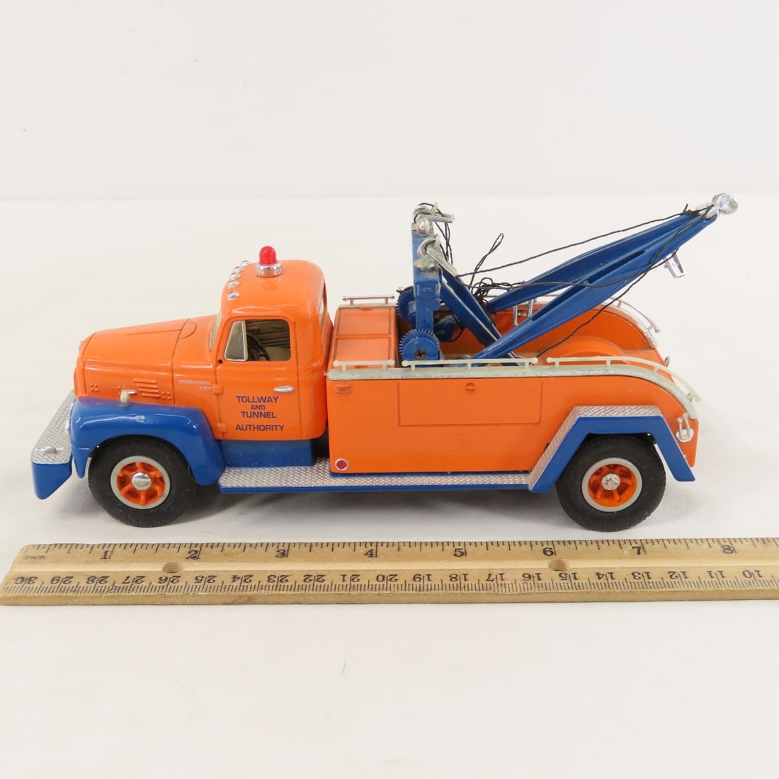 1st Gear 1:34 Tollway & Tunnel INTL R200 Tow Truck - 2
